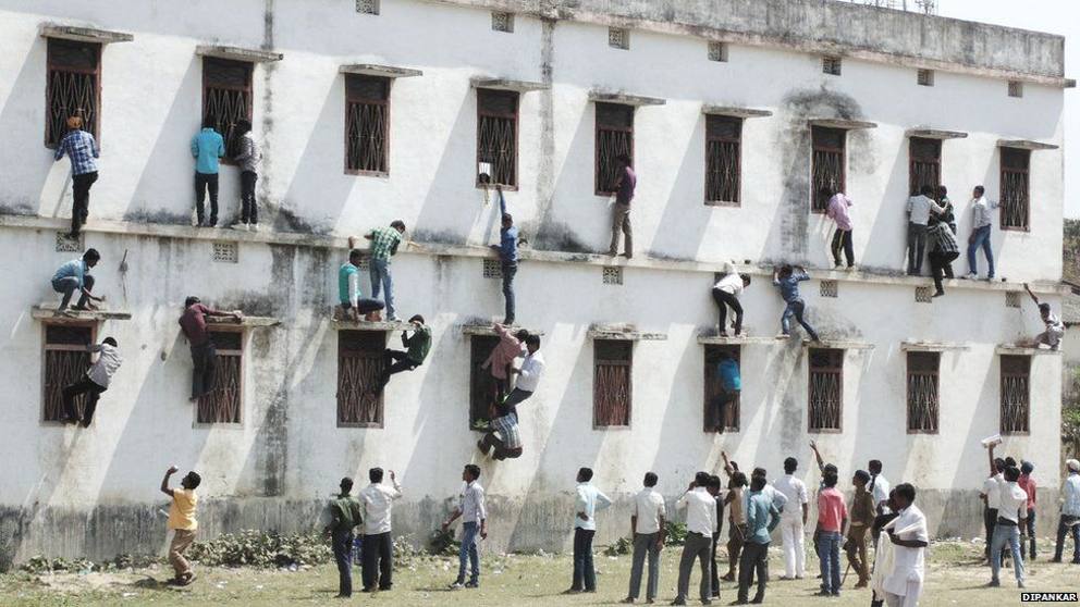 india: papà acrobati arrestati per aiutare i figli agli esami.