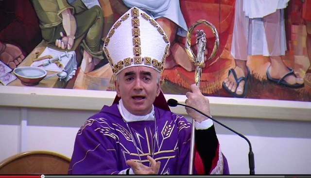 il vescovo canta noemi e mengoni durante l’omelia – video