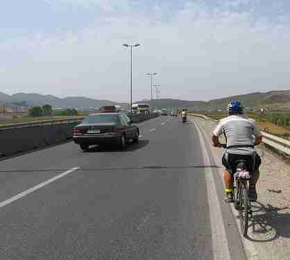 con la bici in autostrada, straniero tenta di andare a palermo